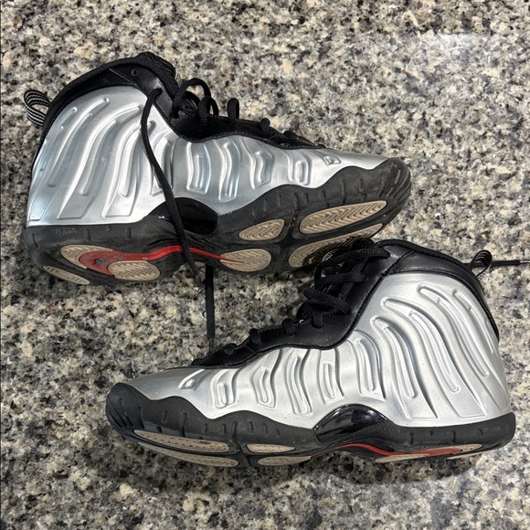 Nike Kids Sneakers Black Silver - Picture 8 of 13